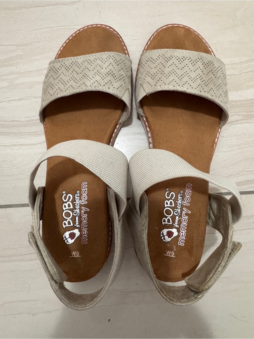 BOBS from Skechers Taupe/Grey Strap Sandals Wedge Heel Vegan Friendly Sz 9 W - Picture 8 of 10